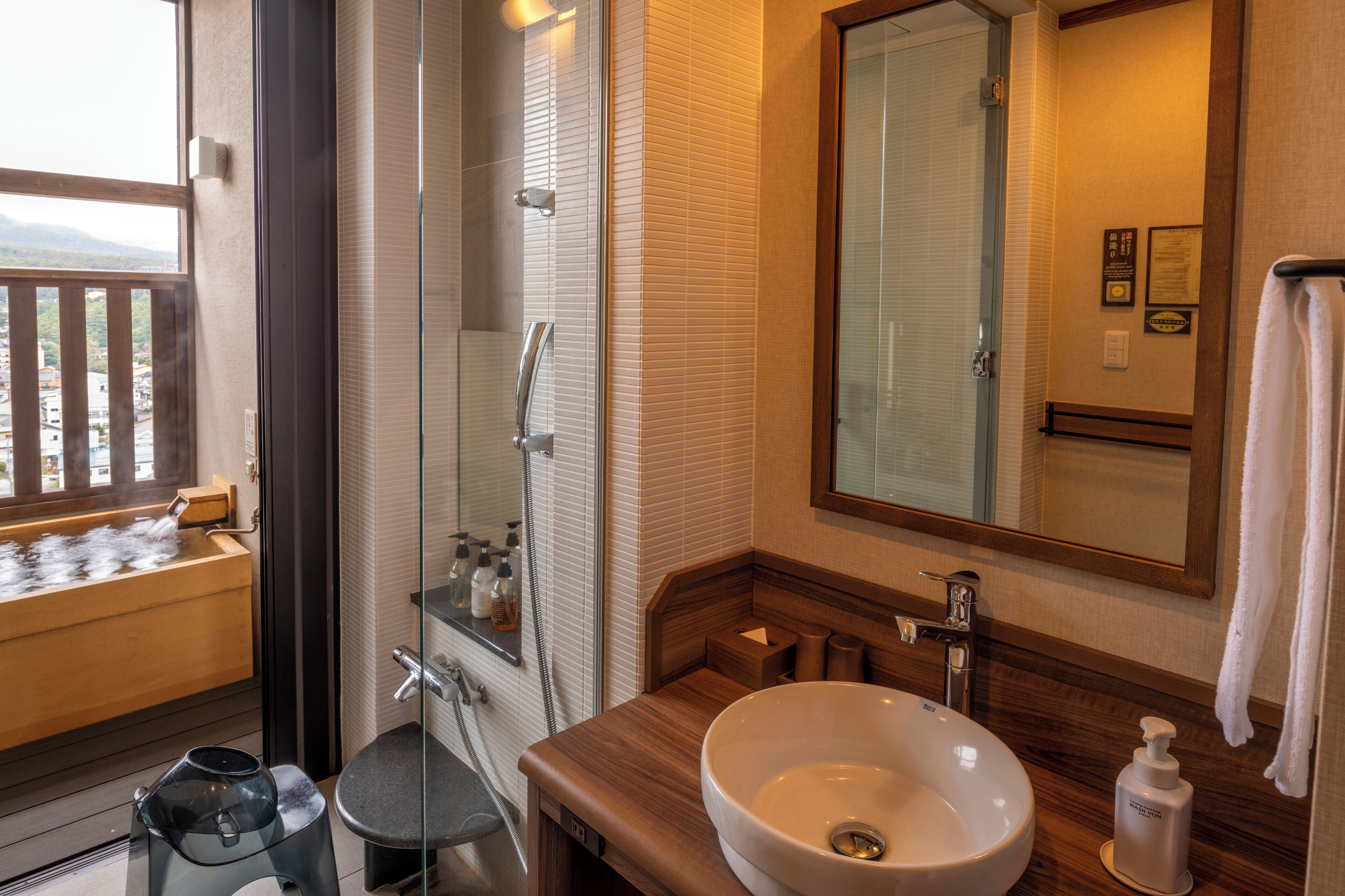 Un bagno con un lavandino grande, uno specchio e una doccia.