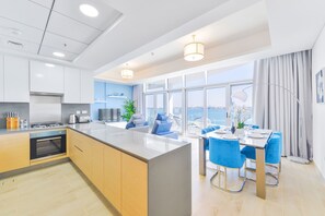 Private kitchenette - Ultra Luxury Palm - Mina Azizi Beachfront - Private Beach and Pool (Dubai)