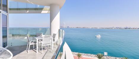 Ultra Deluxe Palm 2BR Apartment | Balkon