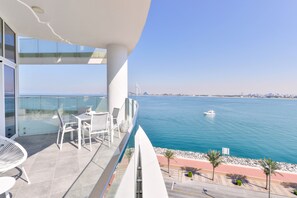 Balcony - Ultra Luxury Palm - Mina Azizi Beachfront - Private Beach and Pool (Dubai)