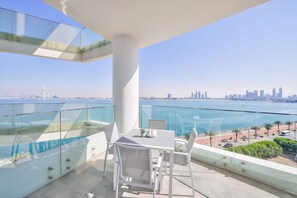 Ultra Deluxe Palm 2BR Apartment | ระเบียง