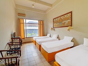 Free WiFi, bed sheets - Super OYO 91870 Warna Kedaton (Denpasar)