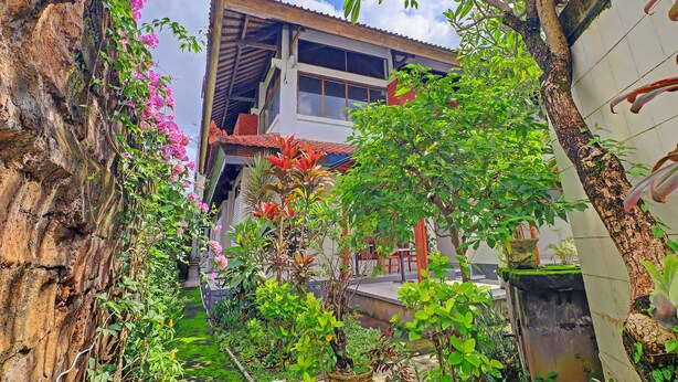 A house with a garden, a balcony, and a view of the sky. - Super OYO 91870 Warna Kedaton (Denpasar)