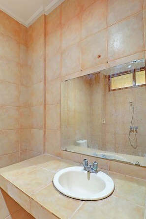 Superior Triple Room | Bathroom | Shower, rainfall showerhead, towels, toilet paper - Super OYO 91870 Warna Kedaton (Denpasar)