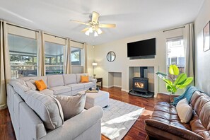 Una televisión, una chimenea, una mesa de tenis de mesa