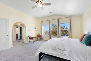 5 bedrooms, desk, iron/ironing board, WiFi - Giant Jacuzzi Luxe 5 BD Home Pool Table Ping-Pong (Sparks)