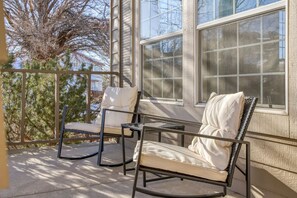 Terrace/patio - Giant Jacuzzi Luxe 5 BD Home Pool Table Ping-Pong (Sparks)