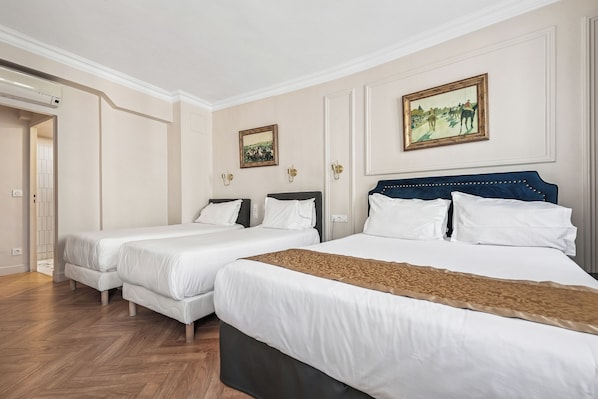 Habitación cuádruple | Ropa de cama de alta calidad, colchones Select Comfort, caja fuerte