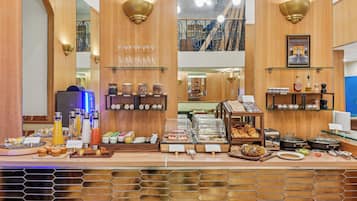 อาหารเช้าแบบบุฟเฟ่ต์ทุกวัน (EUR 14 ต่อคน)