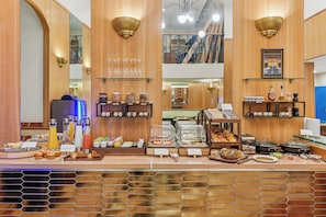 Se ofrece un desayuno bufé (14 EUR por persona)