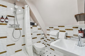 Habitación familiar | Baño | Artículos de higiene personal gratuitos, secador de pelo y toallas