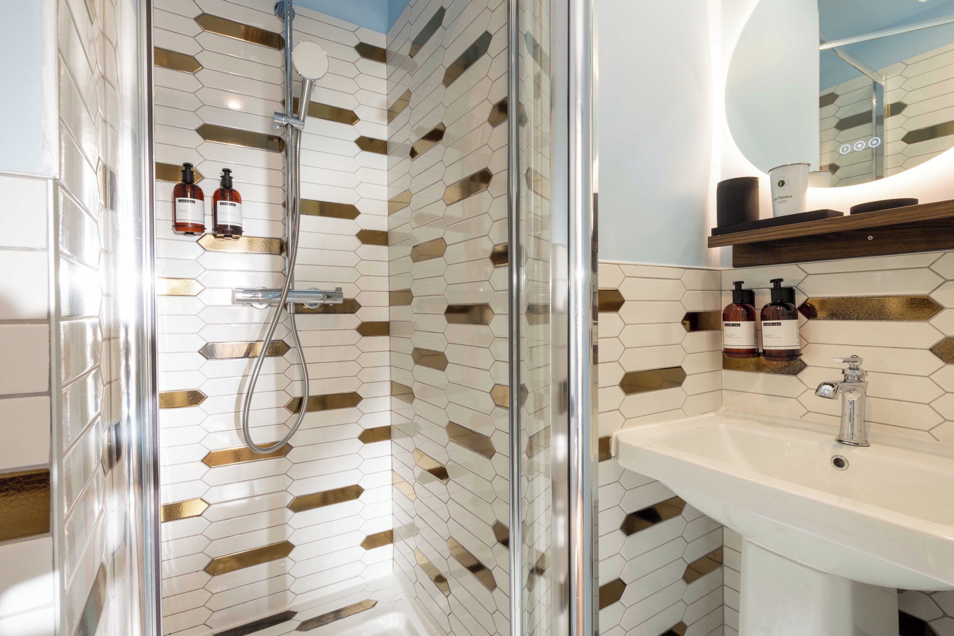 Eenpersoonskamer | Badkamer | Gratis toiletartikelen, een haardroger, handdoeken, zeep