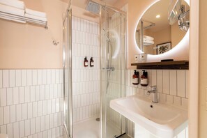 Habitación triple | Baño | Amenidades de baño gratuitas, secadora de cabello, toallas, jabón 
