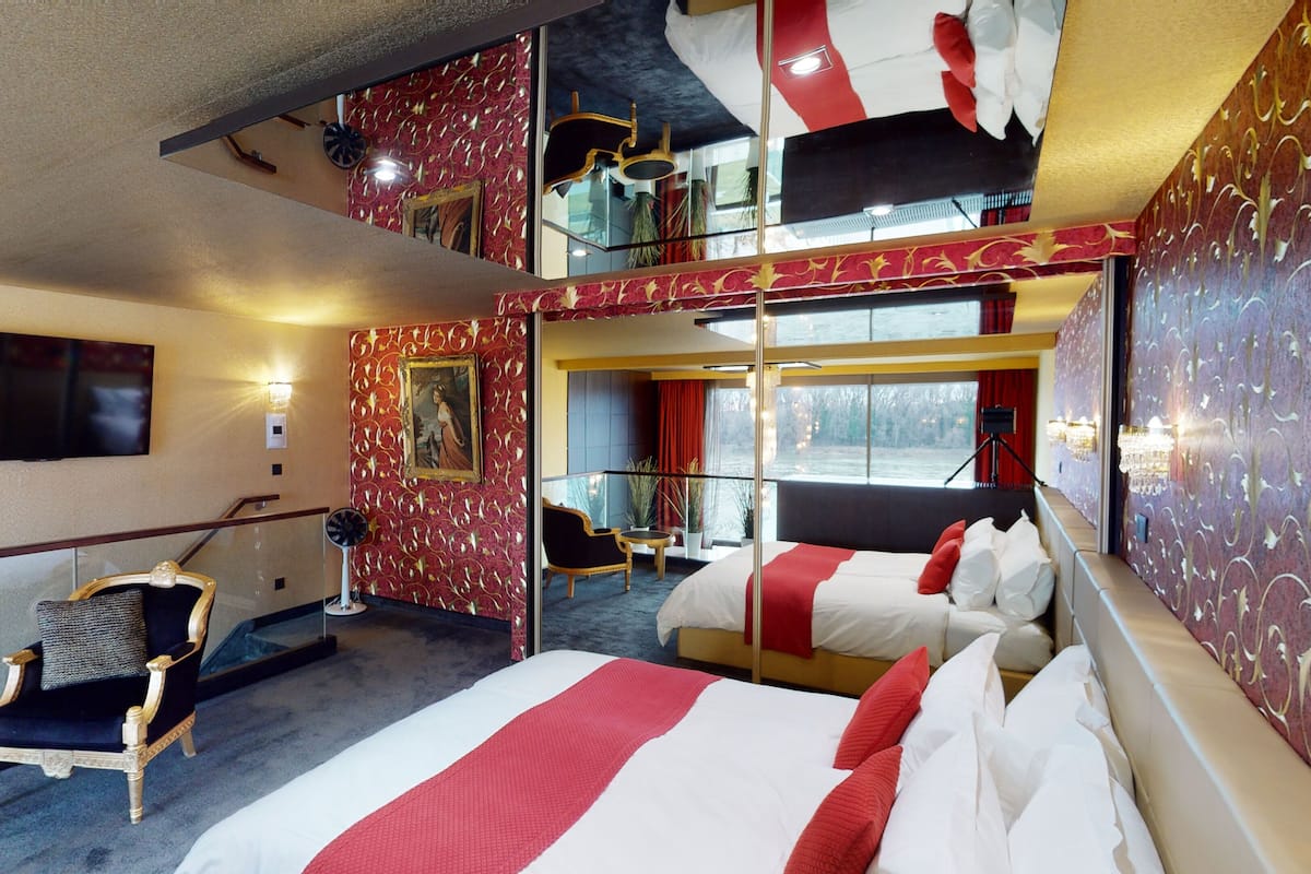 Royal Room | Hypo-allergenic bedding available, desk, laptop workspace