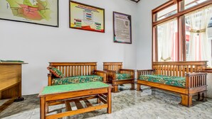 Ein Zimmer mit Holzmöbeln, einer Karte und einem gerahmten Dokument an der Wand.