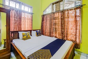 经济双人房 | 办公桌、免费 WiFi、床单