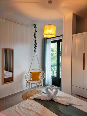 2 sovrum, skrivbord, strykjärn/strykbräda och resesäng