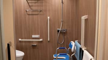 Un baño pequeño y funcional con pared de madera, ducha, inodoro y un banco accesible para sillas de ruedas.