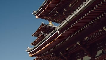 Eine traditionelle, mehrstufige Pagode mit aufwendigen Holzgeländern und einer goldenen Spitze.