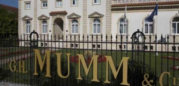 تفاصيل الفندق من الخارج