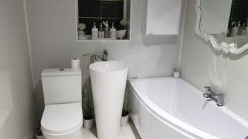 Soffione a pioggia, pantofole, asciugamani