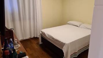 2 habitaciones, escritorio, tabla de planchar con plancha y wifi gratis