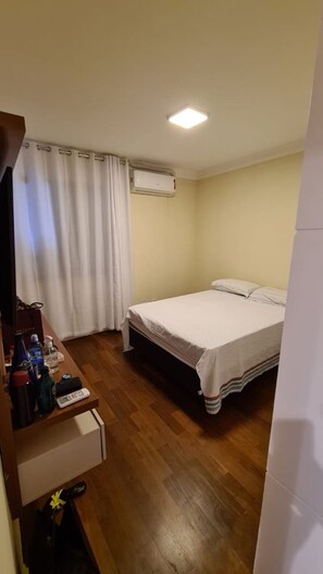 2 quartos, escrivaninha, ferros/tábuas de passar roupa