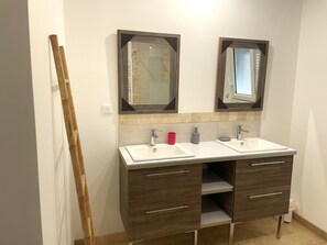 Shower, hair dryer, towels, soap - Gîte de Charme, au Cœur de L'anjou et à 25 min du Puy du Fou (Sèvremoine)