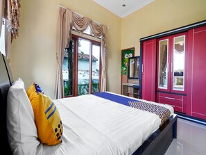 Free WiFi, bed sheets - OYO Homes 91156 Eco Tourism Big Farmer Desa Kertawangi Syariah (Parongpong)