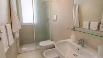 Secador de pelo, toallas