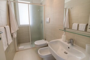 ヘアドライヤー、タオル