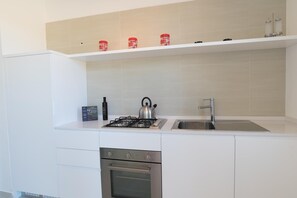 冷蔵庫、オーブン、コンロ、食器洗い機