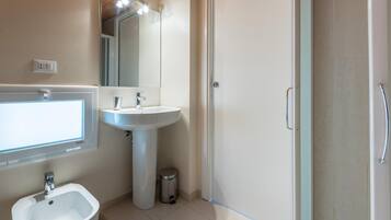 Secador de pelo, toallas