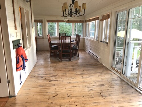 4 bedrooms lovely cottage right on water