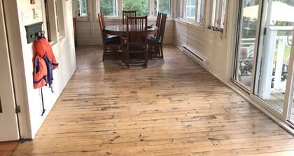 4 bedrooms lovely cottage right on water