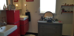 Douche, serviettes fournies, savon, shampoing