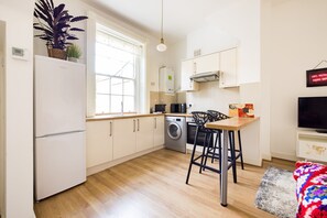 Departamento Deluxe | Cocina privada | Refrigerador, parrilla de estufa, tostadora y utensilios de cocina 