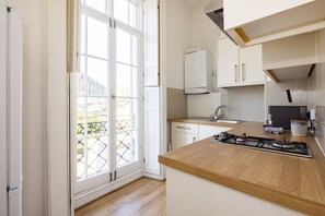 Estudio Deluxe | Cocina privada | Refrigerador, parrilla de estufa, tostadora y utensilios de cocina 