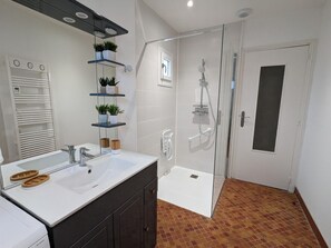 Bathroom - Single-story house with wifi and pets allowed, private garden and terrace (Puyréaux)