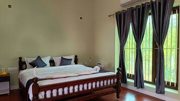 Habitación doble de lujo | Sábanas de algodón egipcio, ropa de cama de alta calidad y escritorio