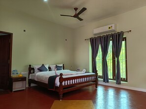 Habitación de lujo doble | Sábanas de algodón egipcio, ropa de cama de alta calidad, escritorio