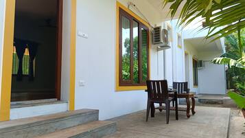 Habitación doble de lujo | Sábanas de algodón egipcio, ropa de cama de alta calidad y escritorio