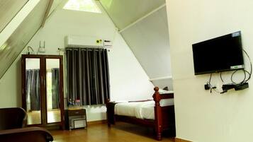 Deluxe Double Room | Egyptian cotton sheets, premium bedding, desk, iron/ironing board