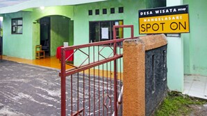 A green building with a sign reading "DESA WISATA NANGELASARI SPOT ON". - Hotel O Desa Wisata NangelasariNearPasir Tulang (Nangelasari)