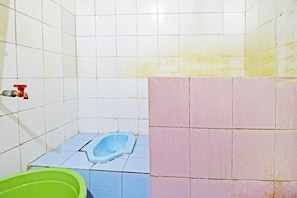 Quarto casal econômico | Banheiro | Chuveiro, chuveiro com efeito de chuva, toalhas de banho 