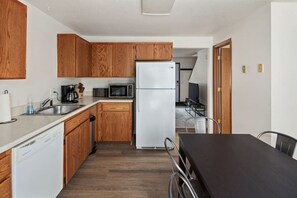 Réfrigérateur, four à micro-ondes, un four, surface de cuisson