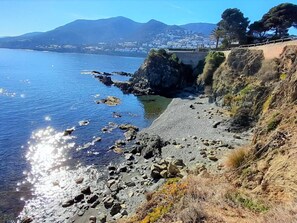 On the beach - Seaside Apartment with Terrace in Llançà, Close to Beach, 2 Bedrooms, Pet-Friendly (Llançà)