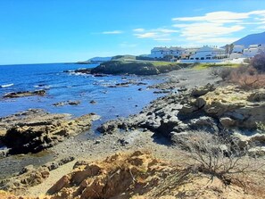 On the beach - Seaside Apartment with Terrace in Llançà, Close to Beach, 2 Bedrooms, Pet-Friendly (Llançà)