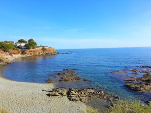 On the beach - Seaside Apartment with Terrace in Llançà, Close to Beach, 2 Bedrooms, Pet-Friendly (Llançà)