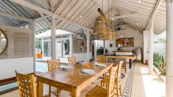 Basic Villa, 2 Queen Beds | Dining